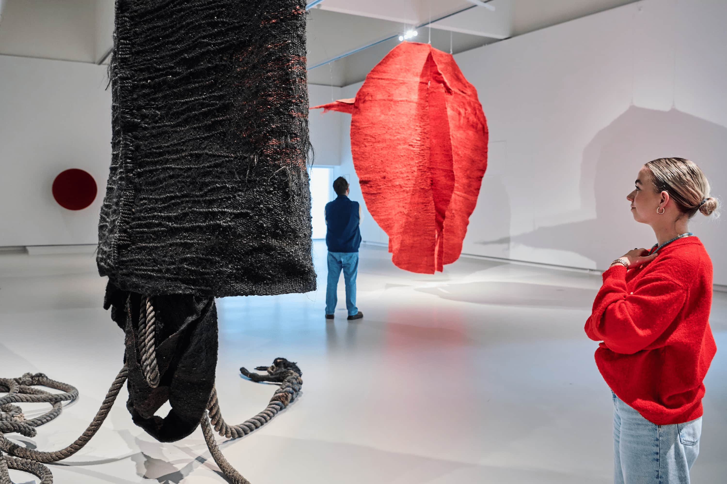 Afbeelding van Magdalena Abakanowicz, Red Abakan III, 1970-1971. Foto:
                        Arnaud Conne